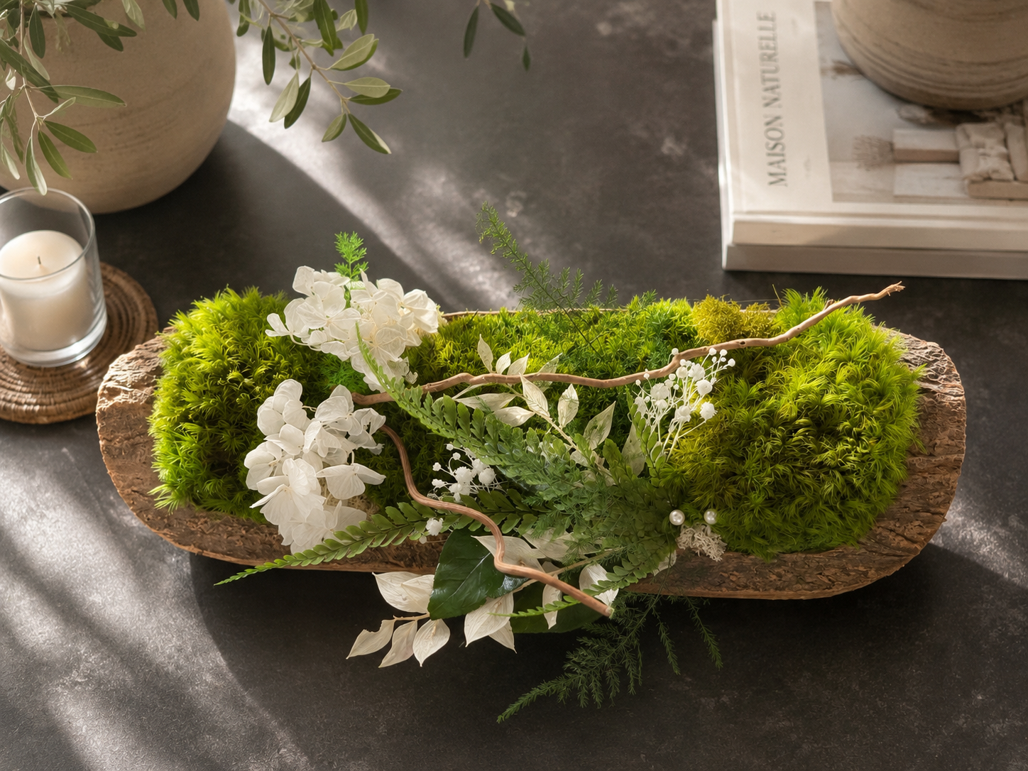 Centre de Table Végétal Stabilisé Japandi – Hortensia, Eucalyptus & Bois Naturel | 39 × 24 cm
