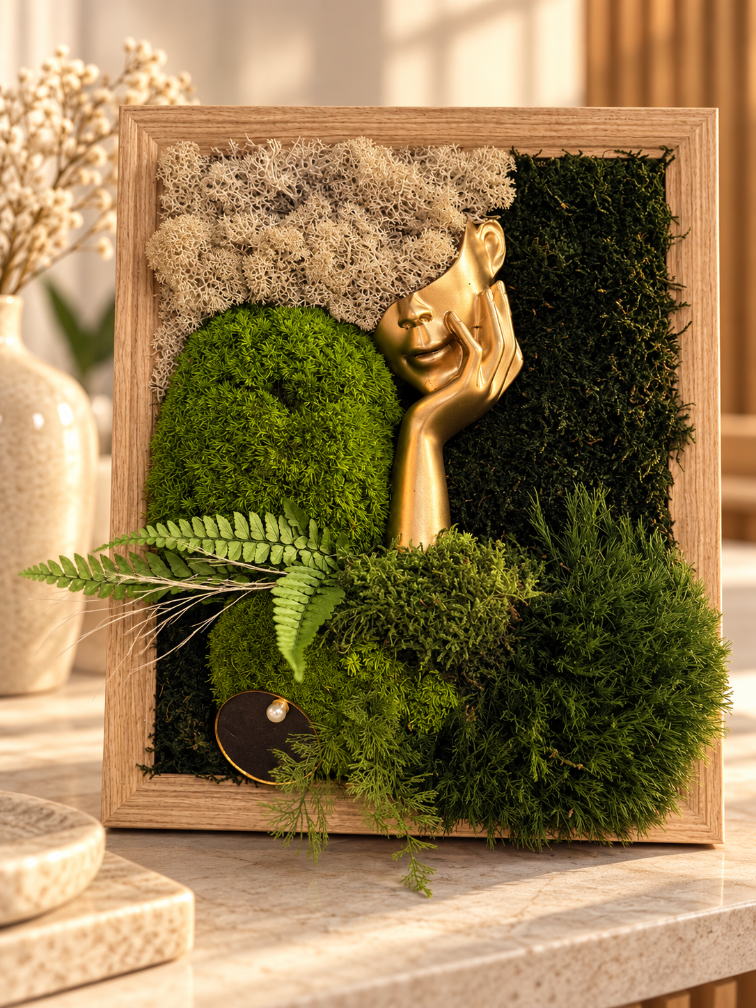 Tableau Visages de Nature, alliance de végétation stabilisée et sculpture dorée.