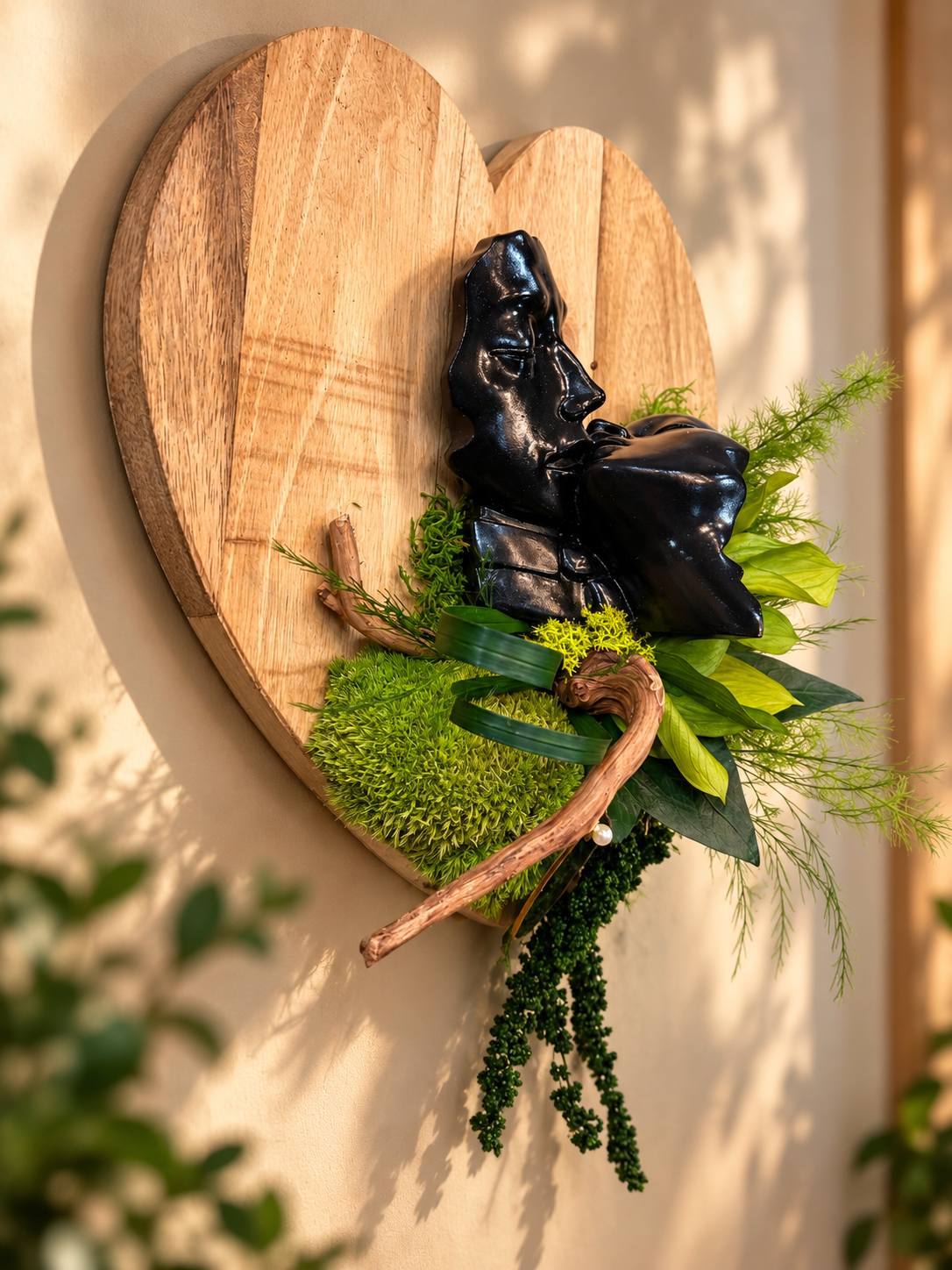 L’Amour en Racines – Sculpture murale végétale sur cœur en bois de manguier