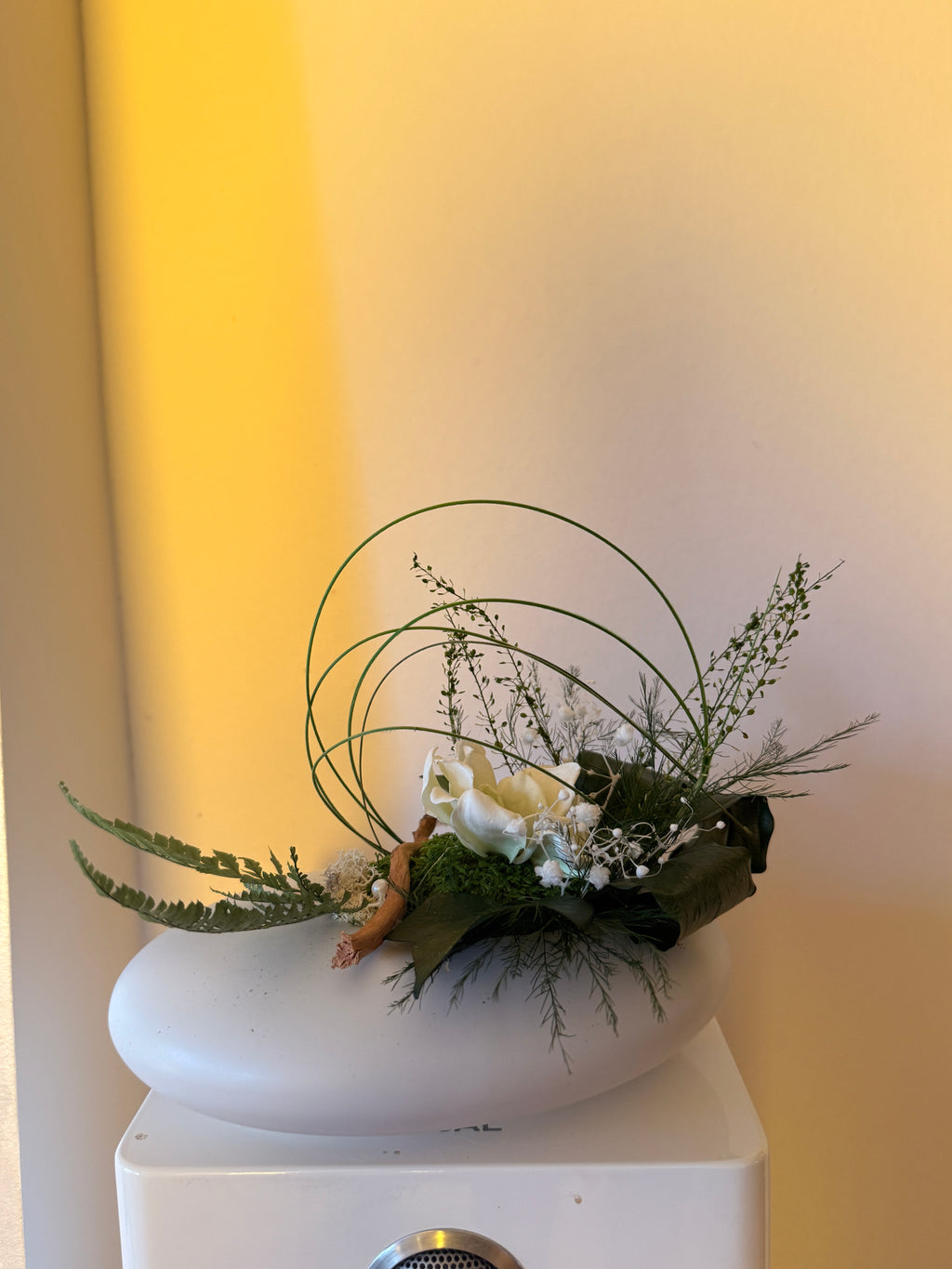 Centre de table végétal stabilisé – Style Japandi – Fleur de gardena blanche & bois flotté