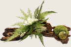 Centre de table végétal stabilisé bois flotté– Sculpture florale Japandi avec gardénia blanc, mousse stabilisée et fougère – Pièce unique