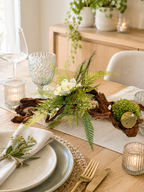 Centre de table végétal stabilisé bois flotté– Sculpture florale Japandi avec gardénia blanc, mousse stabilisée et fougère – Pièce unique