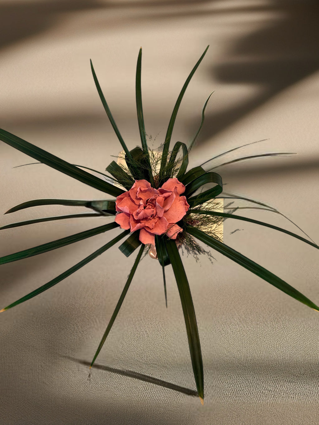 Gardénia rose stabilisé – Composition florale artisanale dans vase visage rose gold