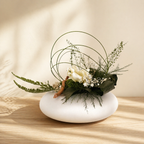 Centre de table végétal stabilisé – Style Japandi – Fleur de gardena blanche & bois flotté