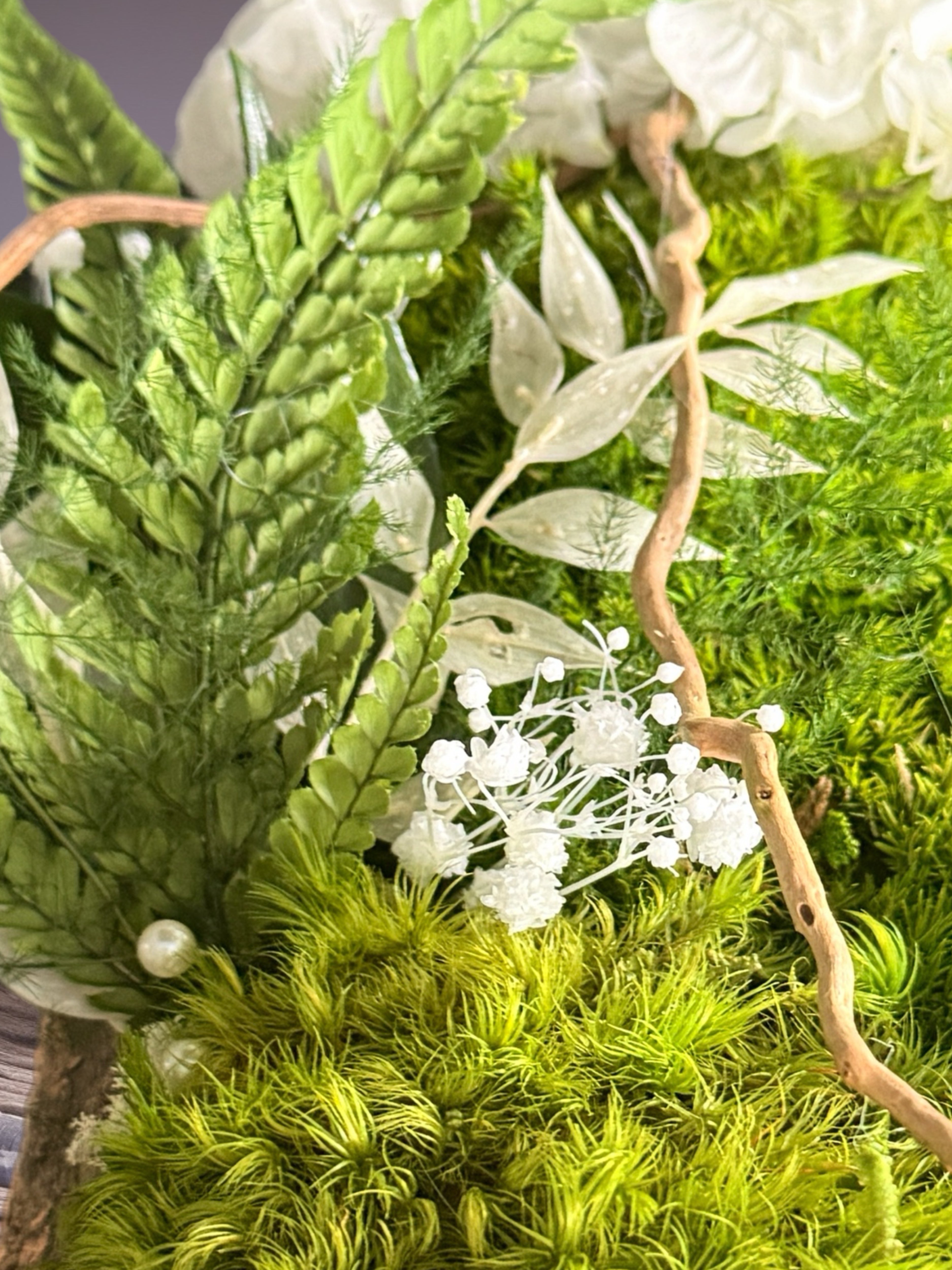 Centre de Table Végétal Stabilisé Japandi – Hortensia, Eucalyptus & Bois Naturel | 39 × 24 cm