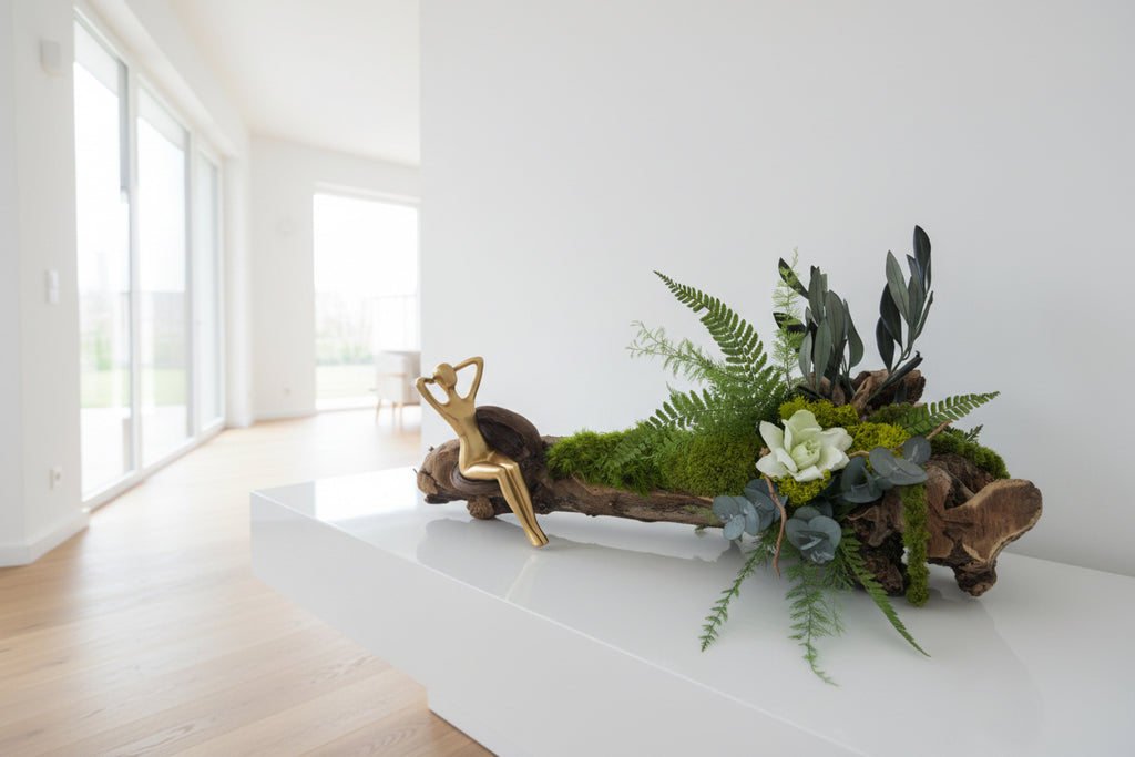Centre de table végétal stabilisé sur racine de vigne, mousse, fougères, eucalyptus et fleur blanche – création artisanale