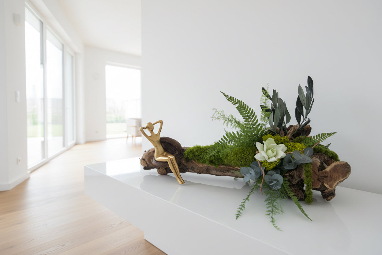 Centre de table végétal stabilisé sur racine de vigne, mousse, fougères, eucalyptus et fleur blanche – création artisanale