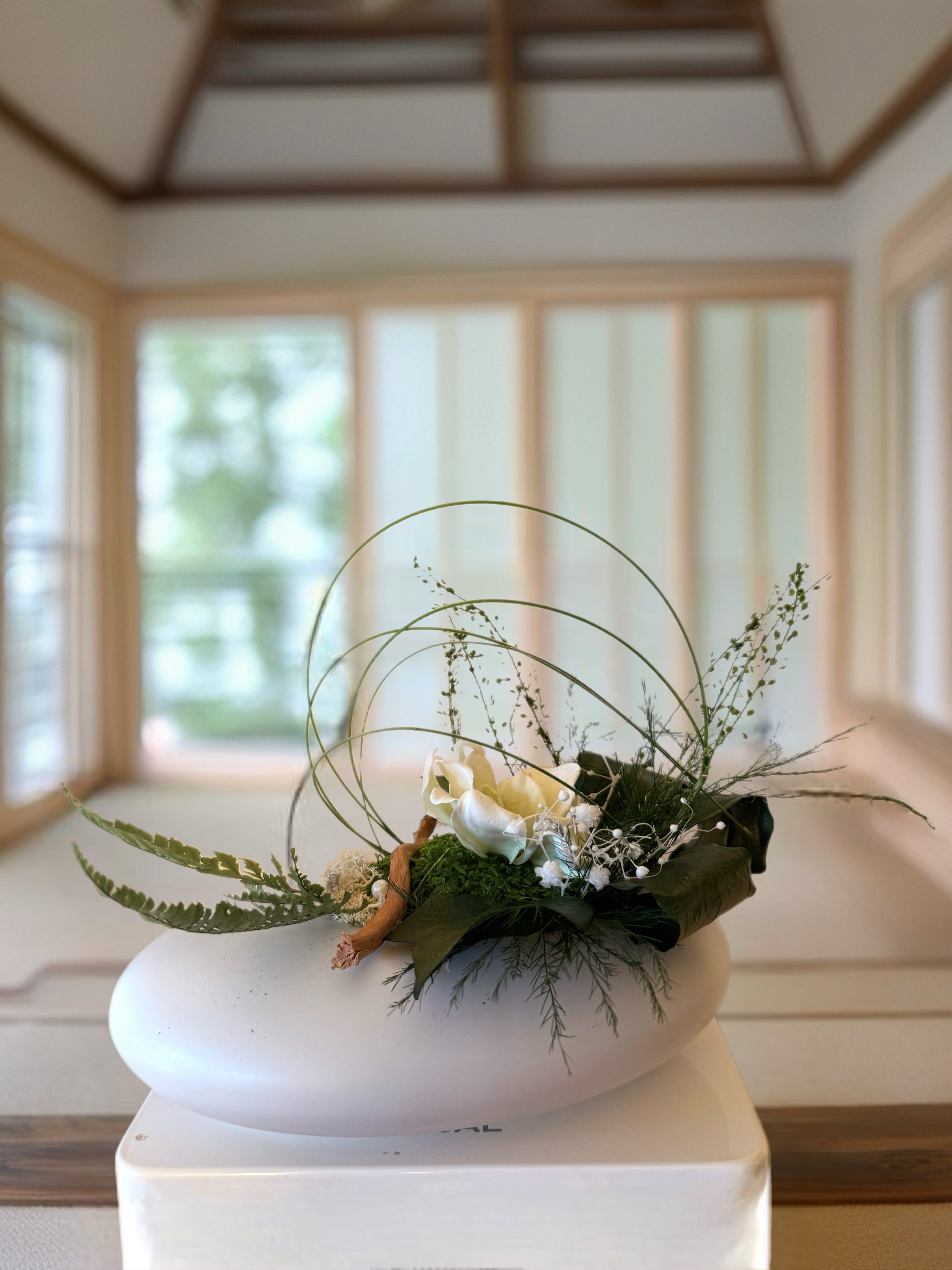Centre de table végétal stabilisé – Style Japandi – Fleur de gardena blanche & bois flotté