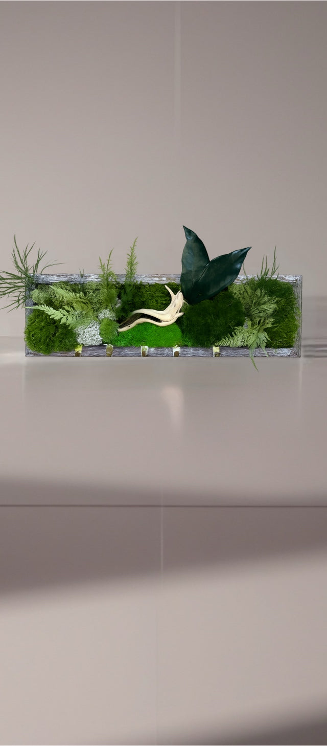 Porte-clés mural végétal – Cadre en mousse stabilisée, bois flotté & feuillages