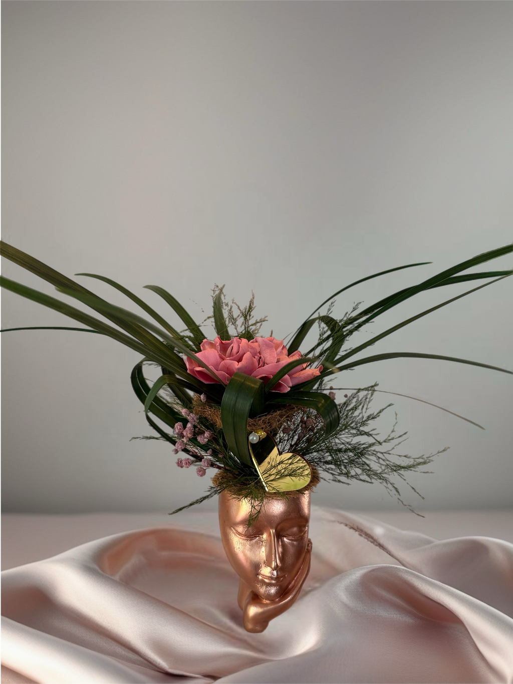 Gardénia rose stabilisé – Composition florale artisanale dans vase visage rose gold