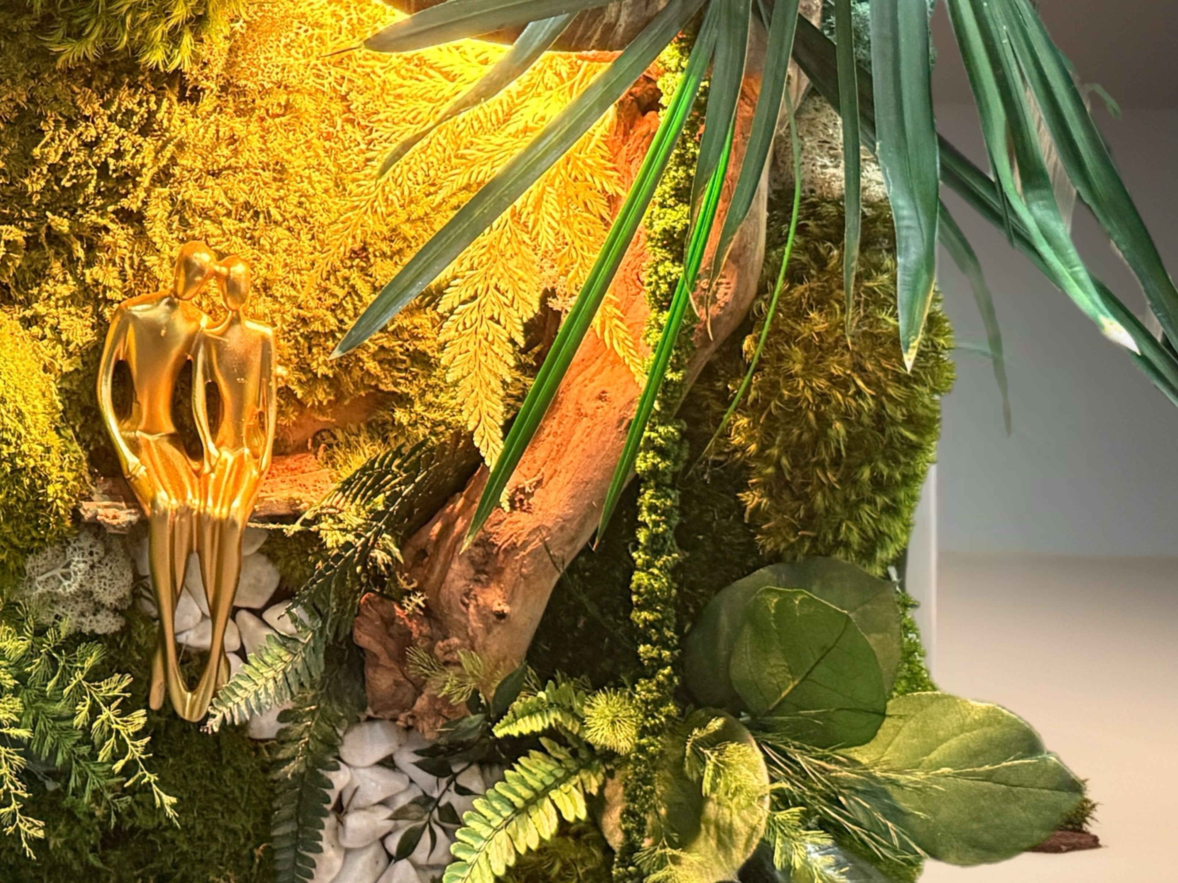 Cadre végétal stabilisé lumineux 75x55 | Pièce unique | « L'Étreinte Tropicale » – Décoration nature luxe