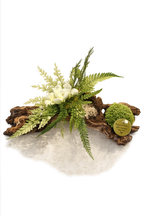 Centre de table végétal stabilisé bois flotté– Sculpture florale Japandi avec gardénia blanc, mousse stabilisée et fougère – Pièce unique