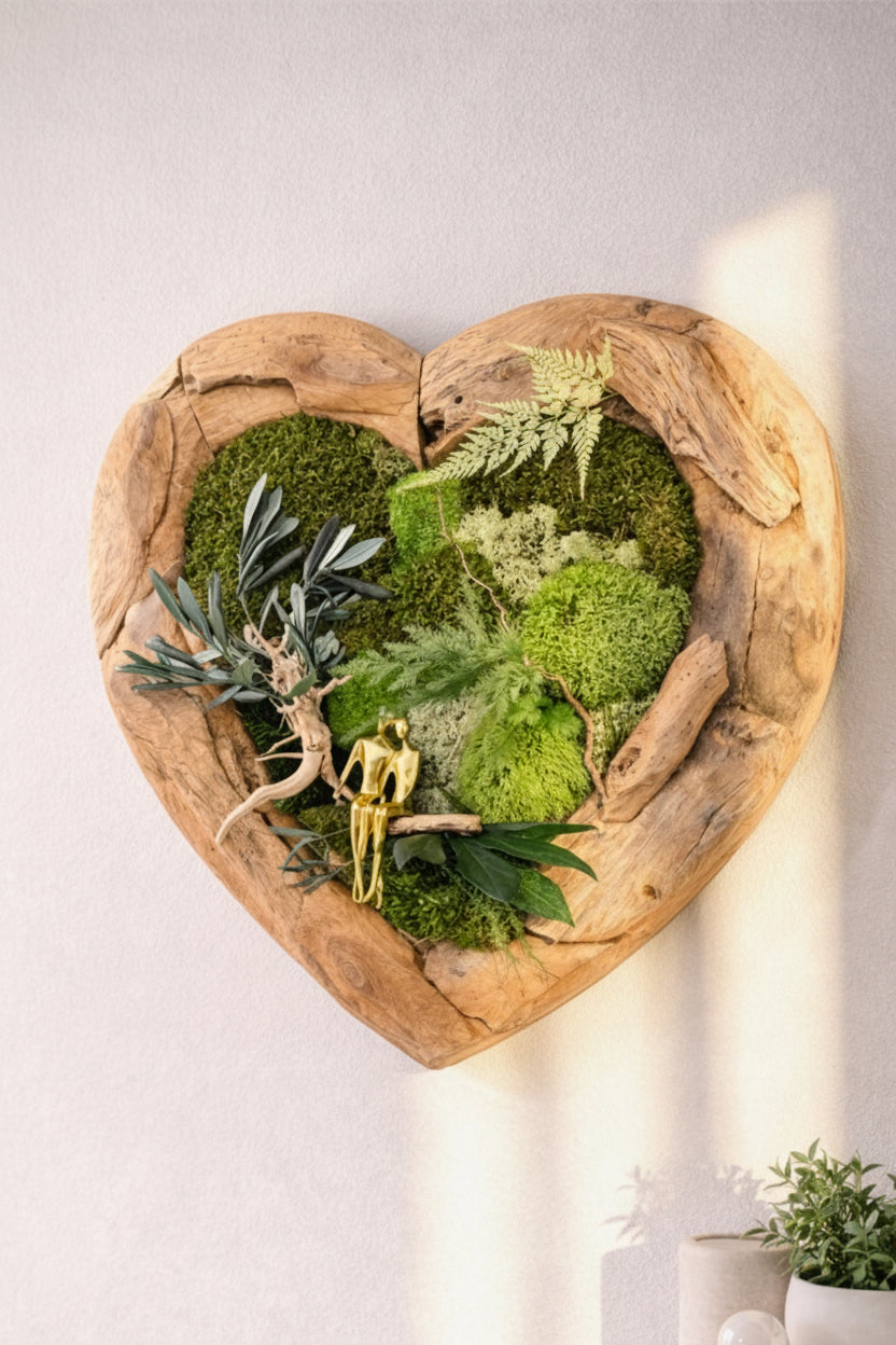 Cadre mural végétal cœur en bois de teck avec végétaux stabilisés, mousses, lichen, fougères et statuette de couple dorée. Décoration murale artisanale en bois naturel, création unique sans entretien.