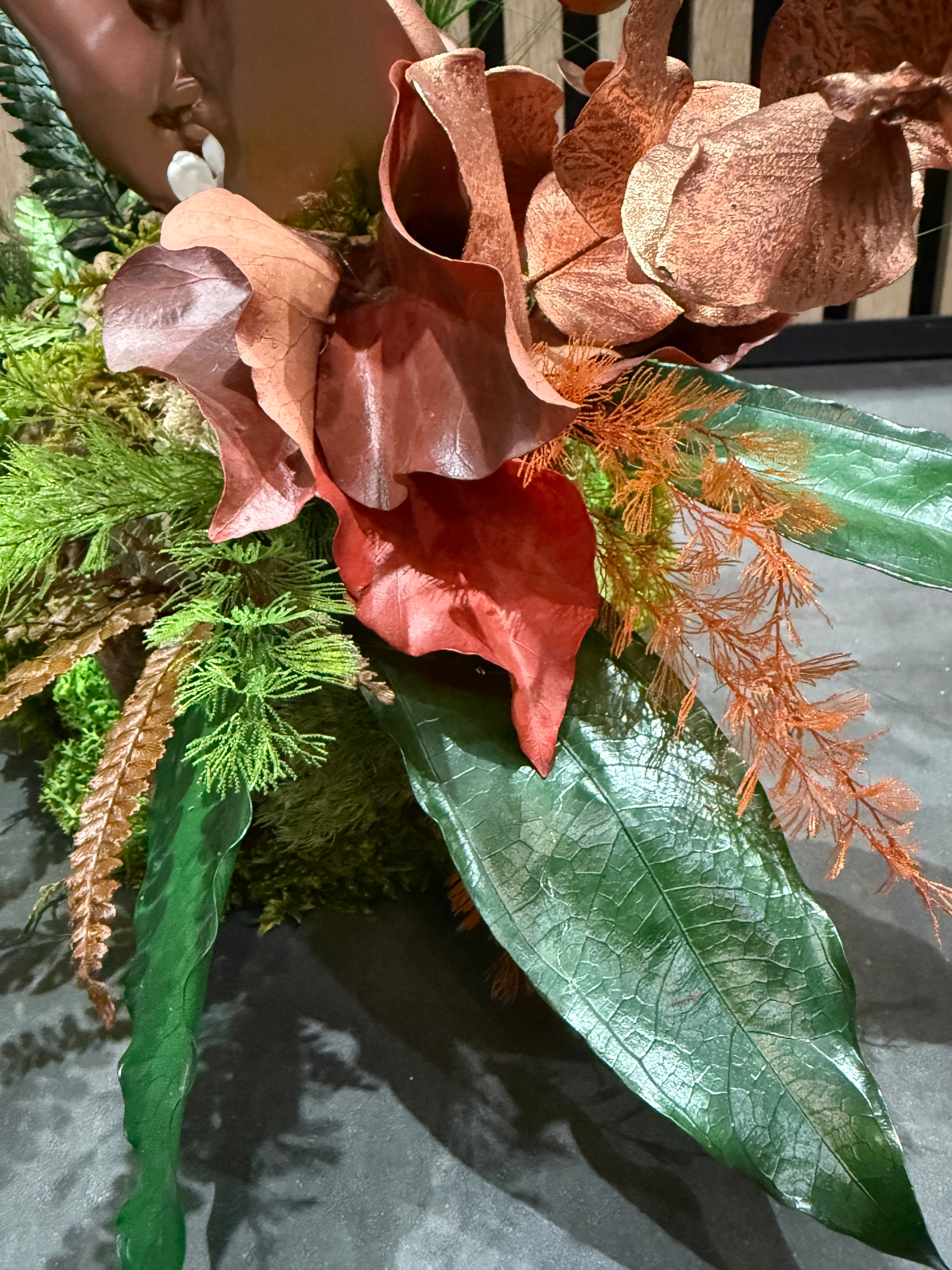 Sculpture Couple Romantique avec Mousse Stabilisée – Cadre Végétal Luxe