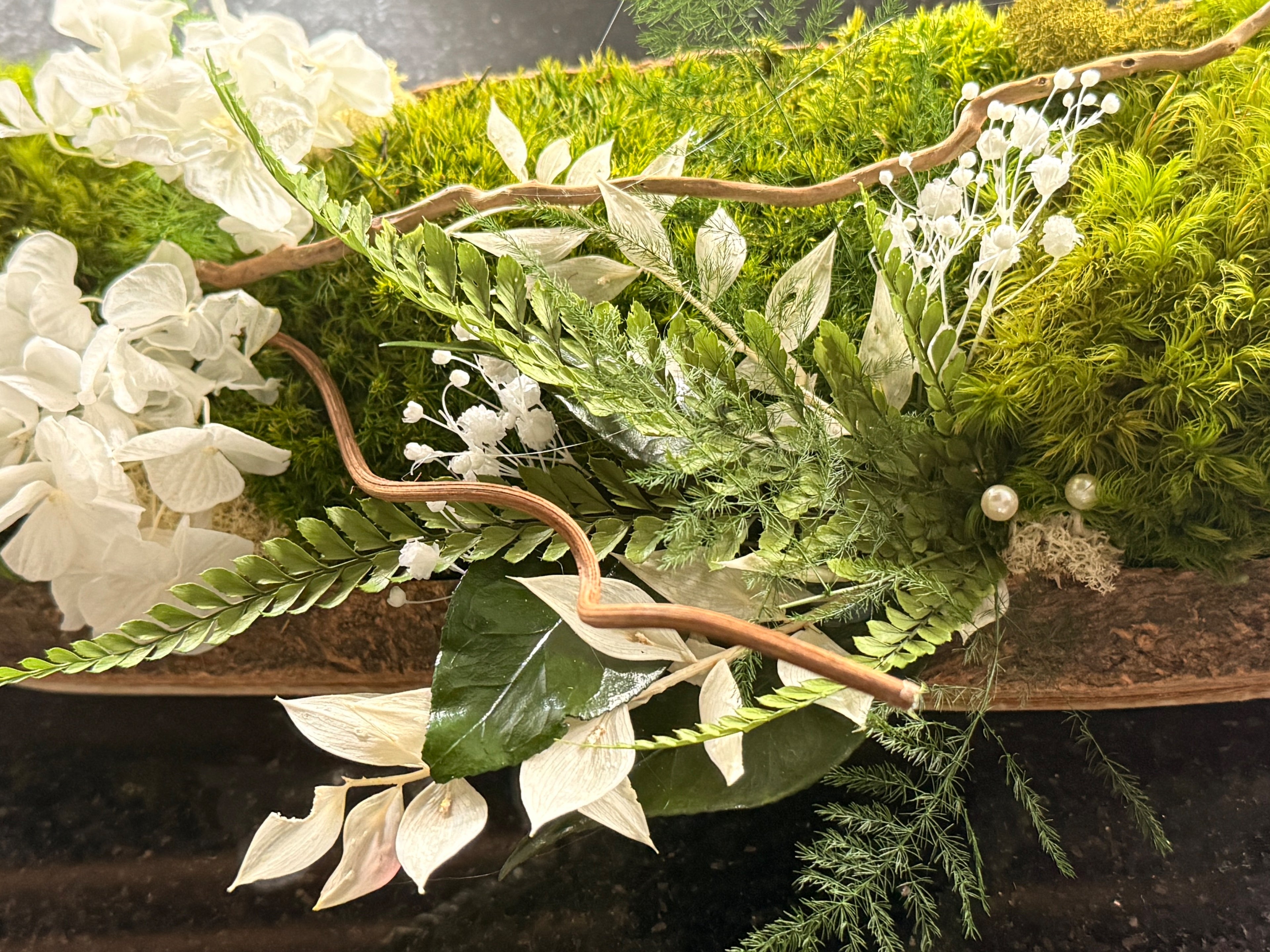 Centre de Table Végétal Stabilisé Japandi – Hortensia, Eucalyptus & Bois Naturel | 39 × 24 cm