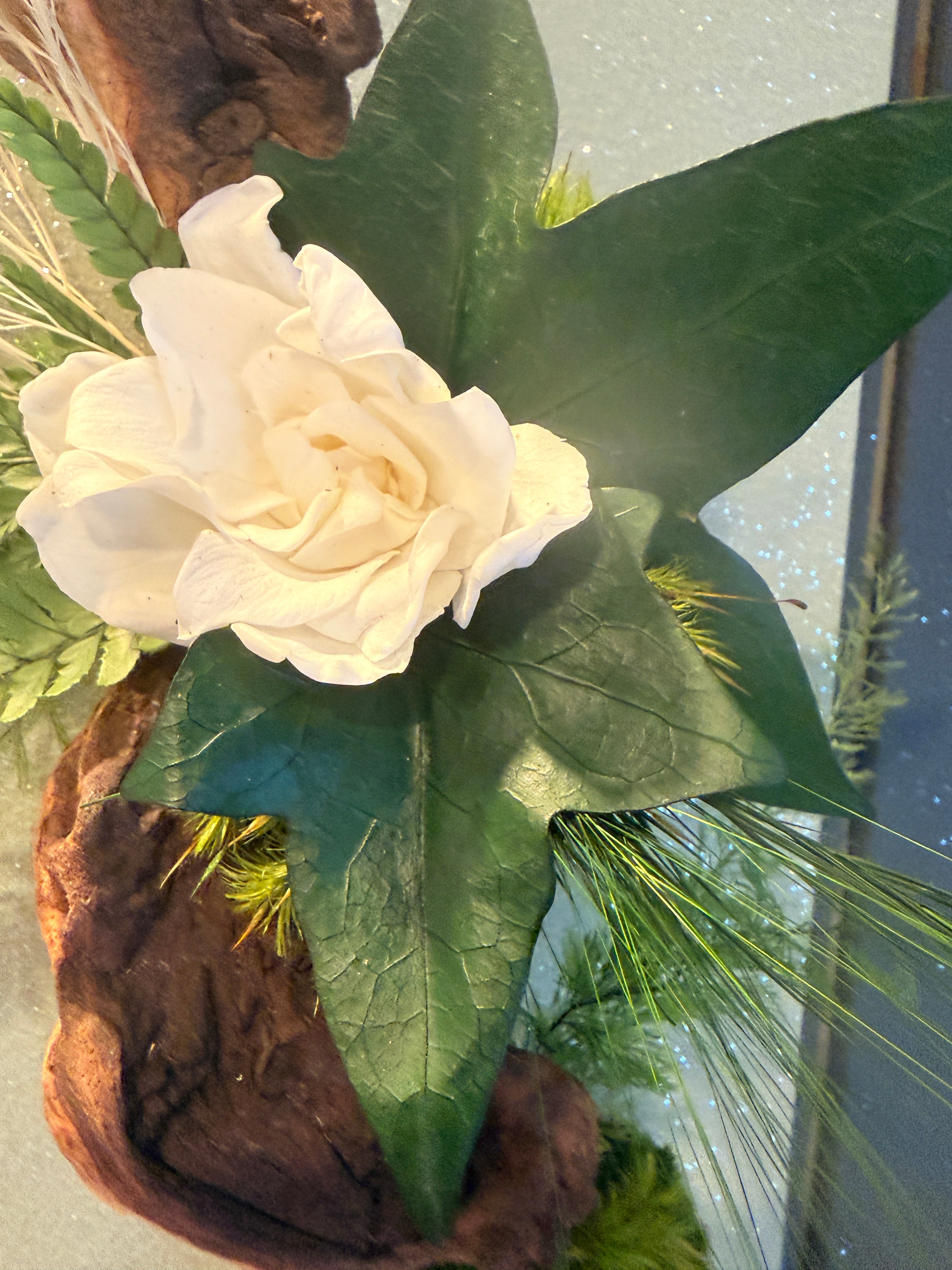 Décoration murale en bois de Mopani – Gardénia blanc stabilisé | Fait main en France