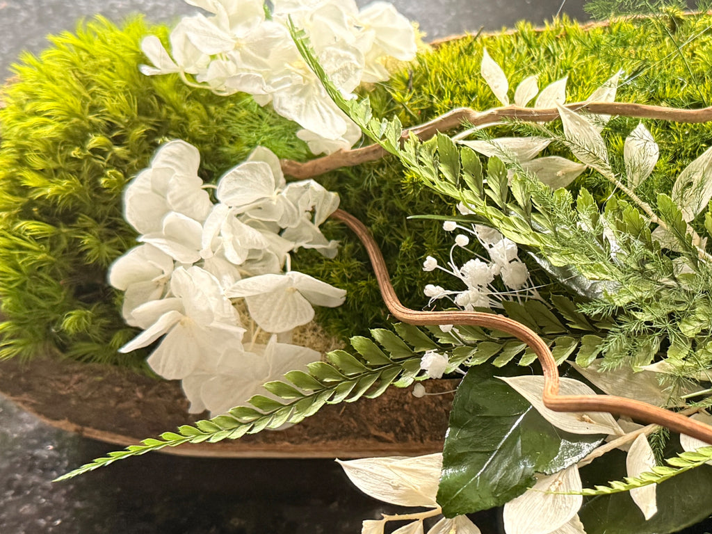 Centre de Table Végétal Stabilisé Japandi – Hortensia, Eucalyptus & Bois Naturel | 39 × 24 cm