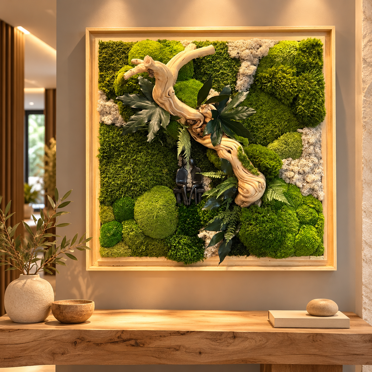 Grand tableau végétal stabilisé 75 × 75 cm en bois flotté, exposé dans un salon contemporain aux tons beige et bois naturel.