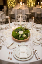 Centre de Table Végétal – Mousse, Fleur Blanche & Feuillages Stabilisés sur Bois de Manguier | Mariage Bohème