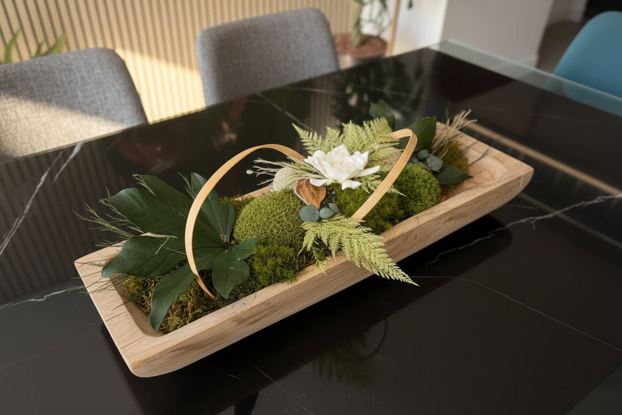 Centre de table végétal stabilisé 55 cm sur plateau en bois – Décoration naturelle sans entretien