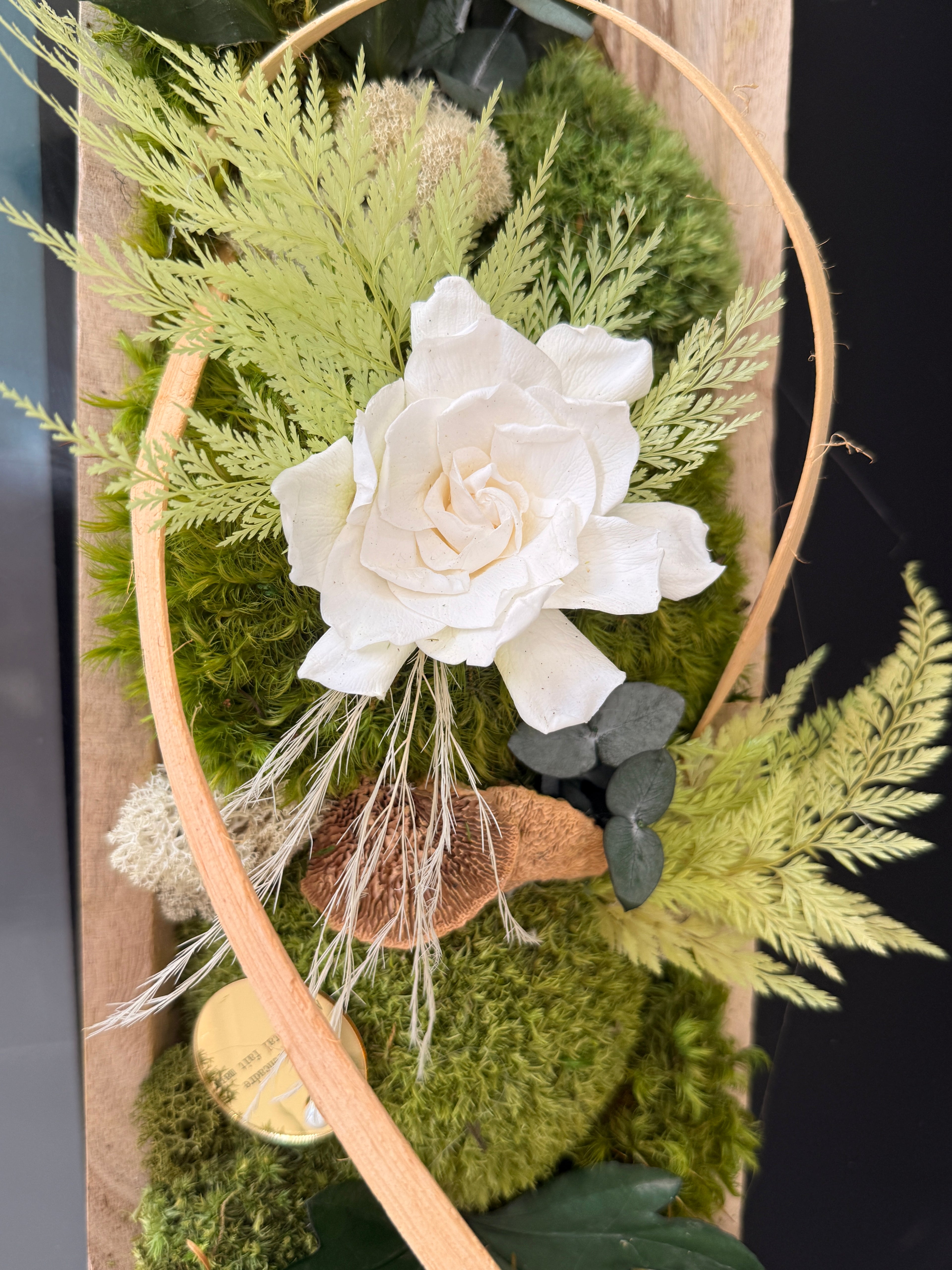 Centre de table végétal stabilisé 55 cm sur plateau en bois – Décoration naturelle sans entretien