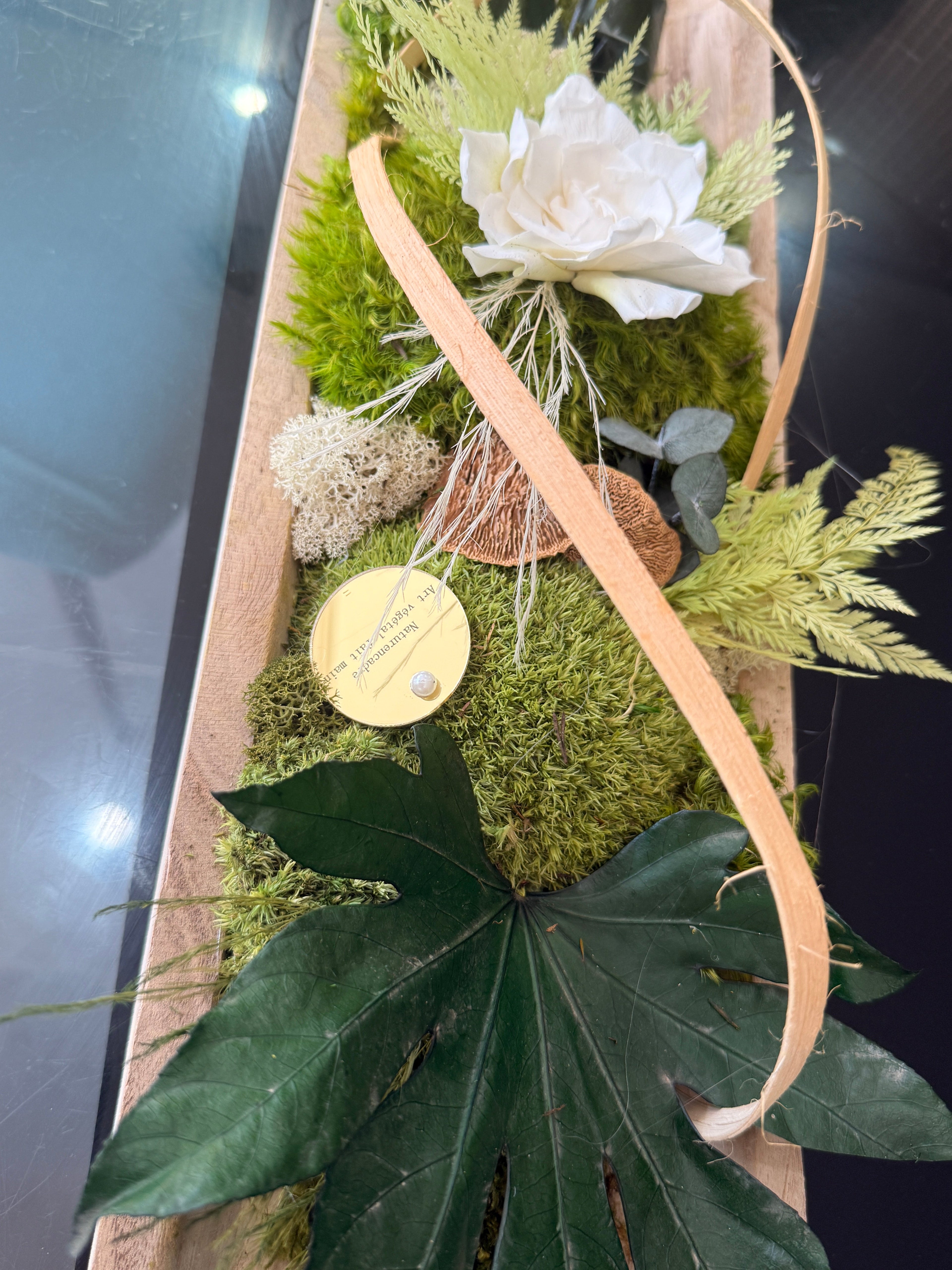 Centre de table végétal stabilisé 55 cm sur plateau en bois – Décoration naturelle sans entretien
