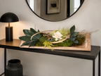 Centre de table végétal stabilisé 55 cm sur plateau en bois – Décoration naturelle sans entretien