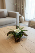 Centre de table bois de Mopani – gardénia blanc & végétaux stabilisés | Naturencadre