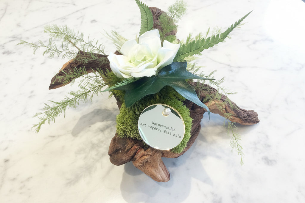 Centre de table bois de Mopani – gardénia blanc & végétaux stabilisés | Naturencadre