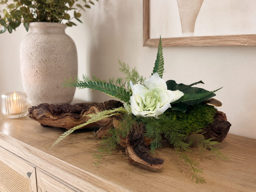Centre de table en bois de mopani décoré d’une fleur de gardena blanche et verte et de végétaux stabilisés, création artisanale unique Naturencadre sans entretien