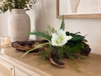 Centre de table en bois de mopani décoré d’une fleur de gardena blanche et verte et de végétaux stabilisés, création artisanale unique Naturencadre sans entretien