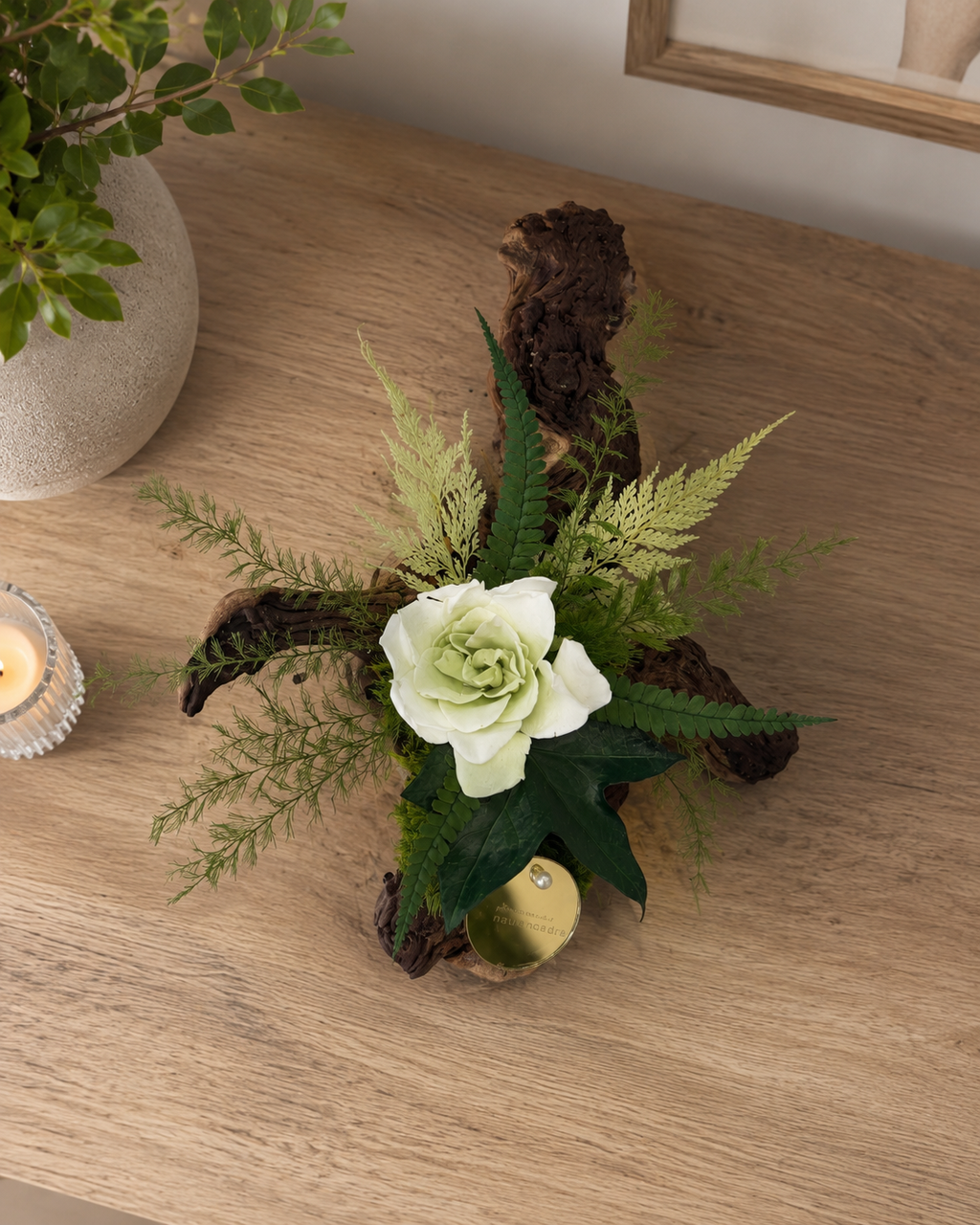 Centre de table bois de Mopani – gardénia blanc & végétaux stabilisés | Naturencadre