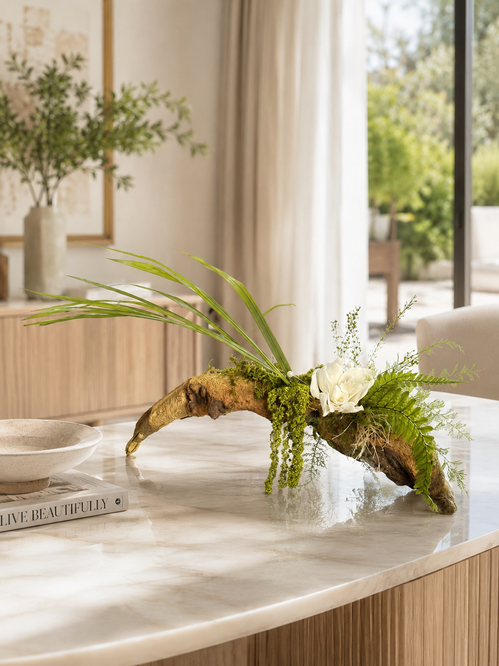 Composition végétale stabilisée sur bois de Mopani avec fleur de gardénia blanche, fougères et mousses naturelles. Création artisanale Naturencadre, décoration végétale sans entretien pour un intérieur élégant et contemporain.
