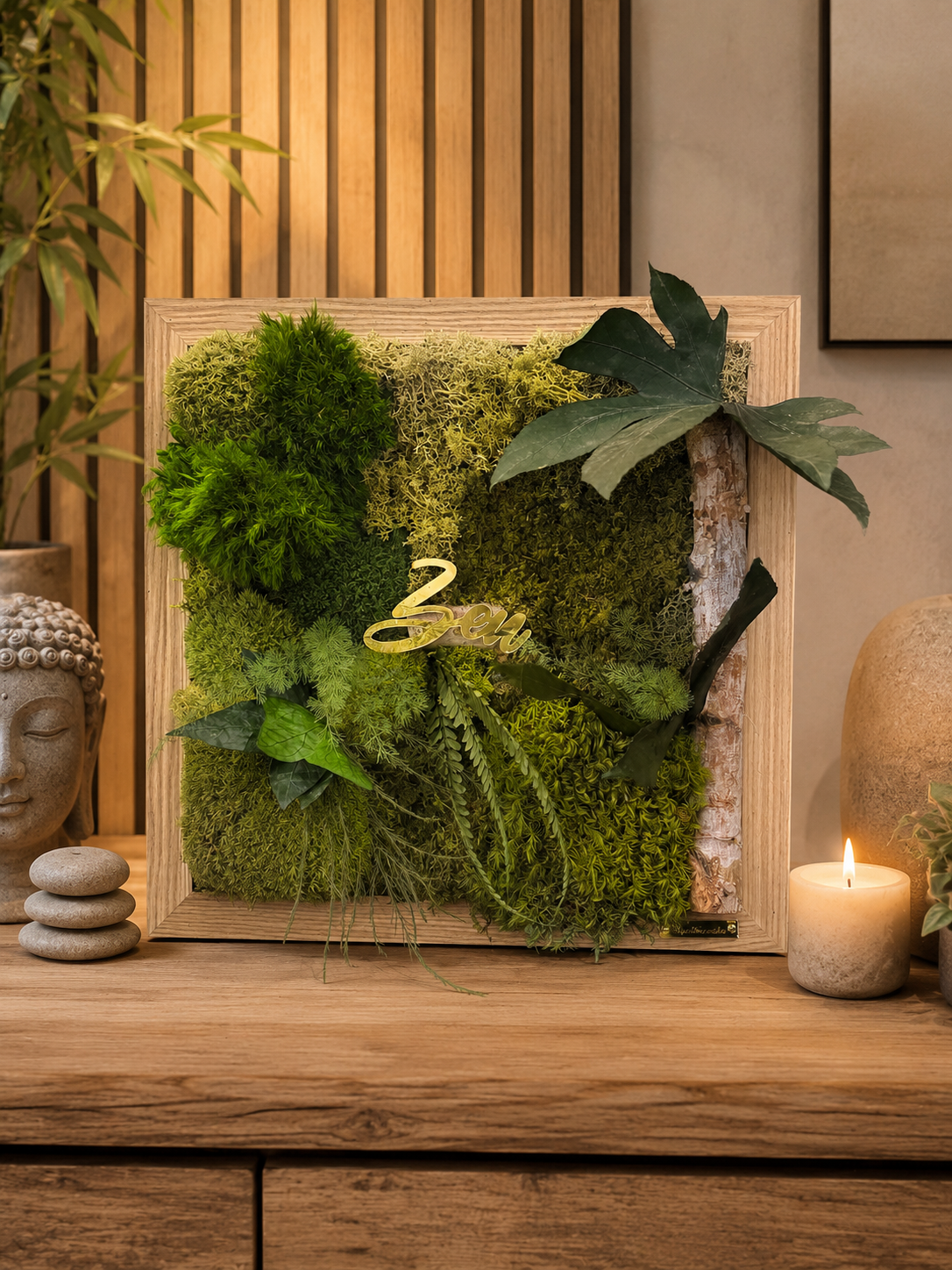 Cadre végétal stabilisé personnalisé 30x30 cm avec mousse naturelle, tronc de bouleau et prénom en bois, création artisanale Naturencadre idéale pour une décoration zen sans entretien.