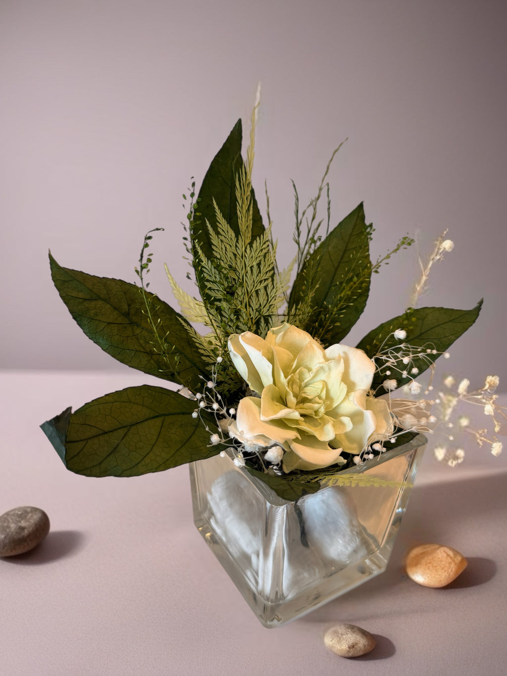 Centre de table gardénia stabilisé – Décoration zen sans entretien