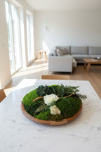 Centre de Table Végétal – Mousse, Fleur Blanche & Feuillages Stabilisés sur Bois de Manguier | Mariage Bohème