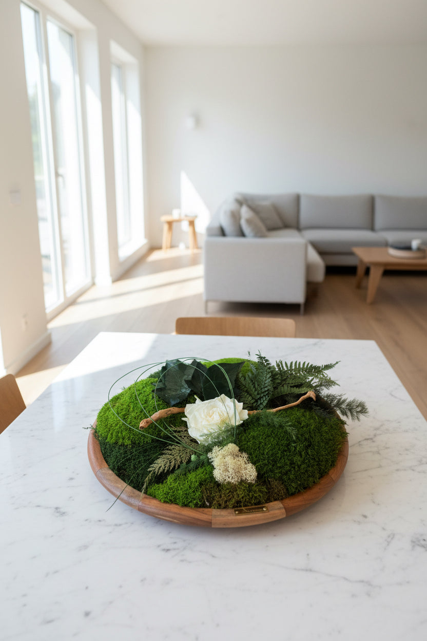 Centre de Table Végétal – Mousse, Fleur Blanche & Feuillages Stabilisés sur Bois de Manguier | Mariage Bohème