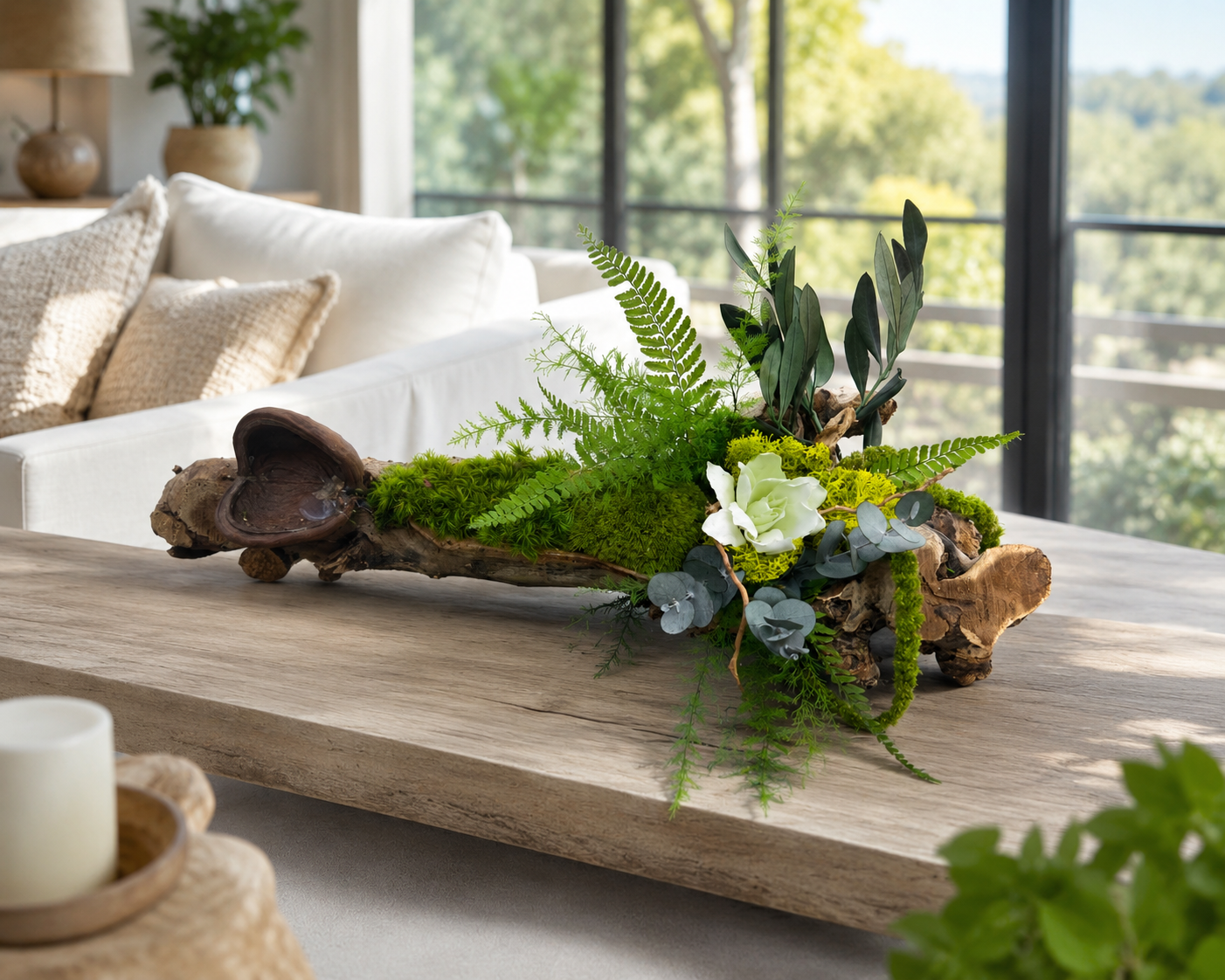 Centre de table en végétaux stabilisés sur racine de vigne, décoration naturelle artisanale dans un intérieur lumineux