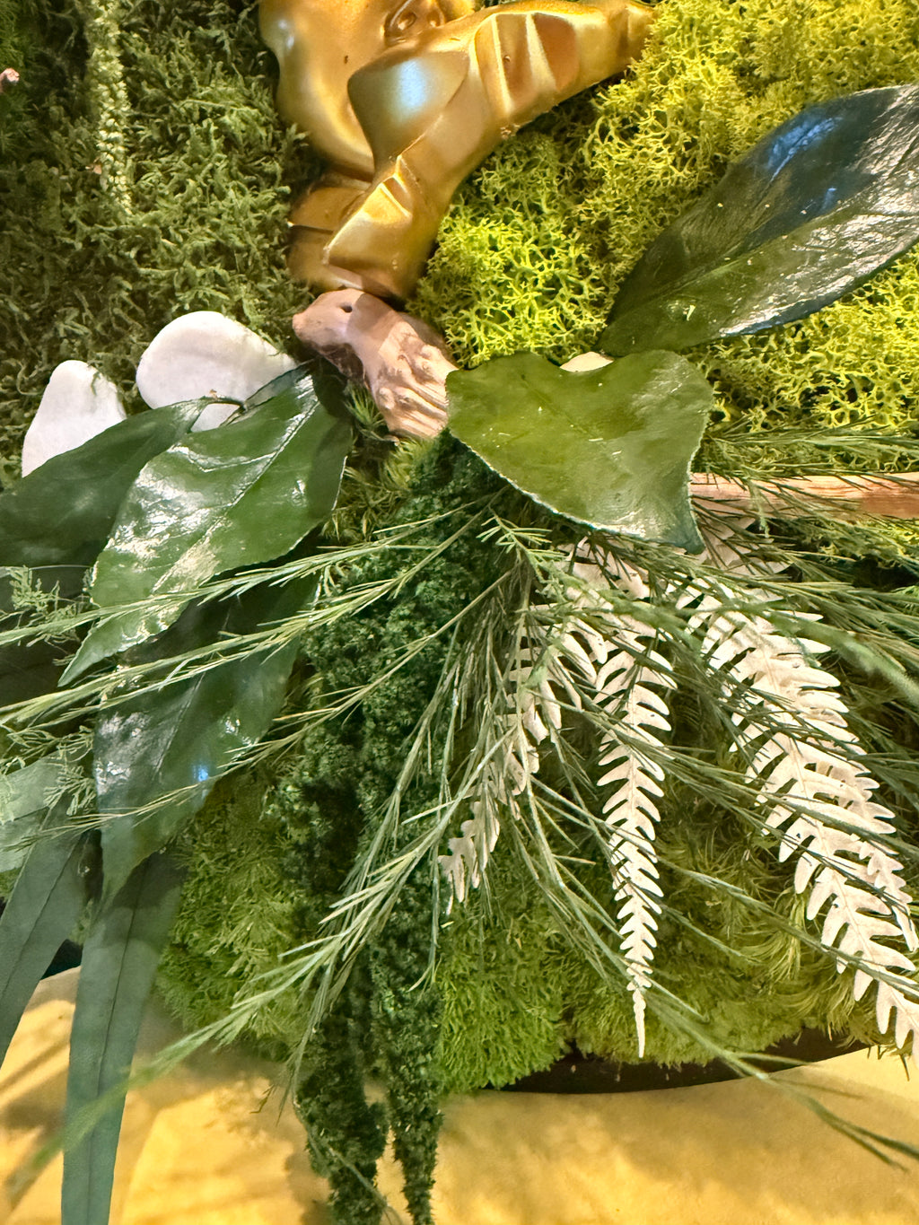Éden Secret – Tableau végétal rond 50 cm | Mousse stabilisée & décoration dorée