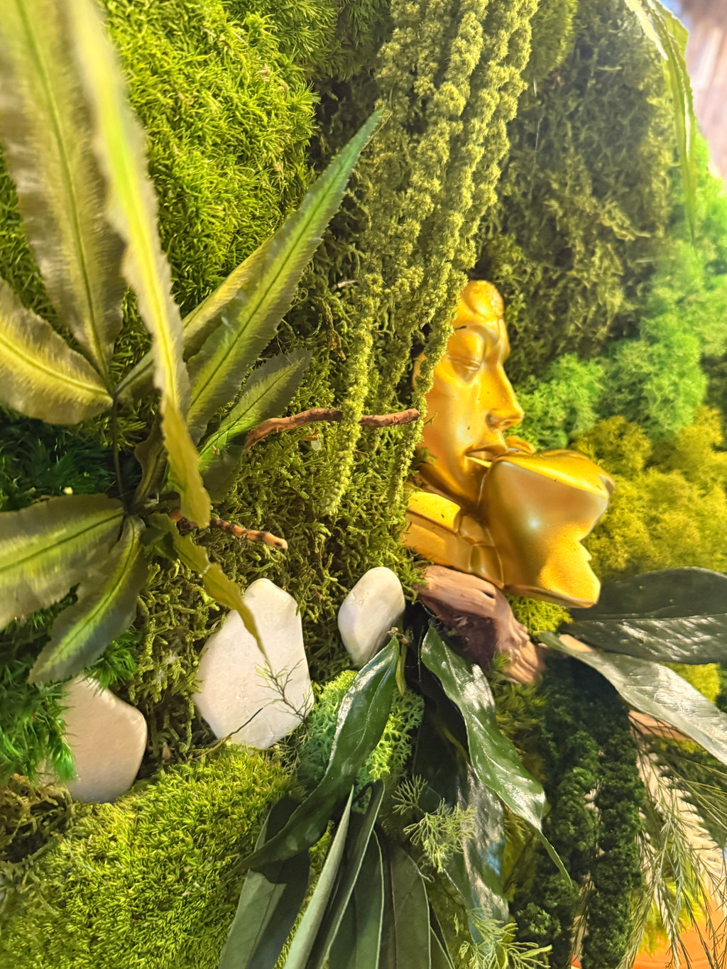 Éden Secret – Tableau végétal rond 50 cm | Mousse stabilisée & décoration dorée