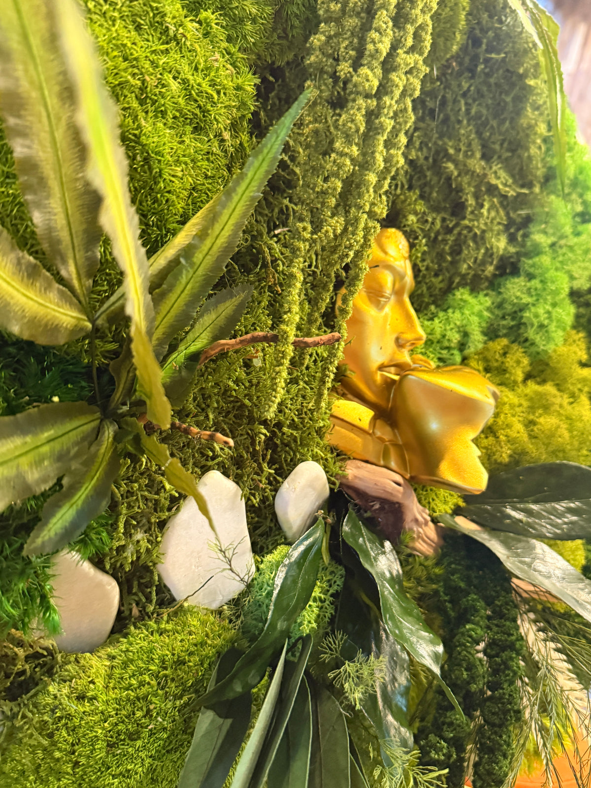 Éden Secret – Tableau végétal rond 50 cm | Mousse stabilisée & décoration dorée