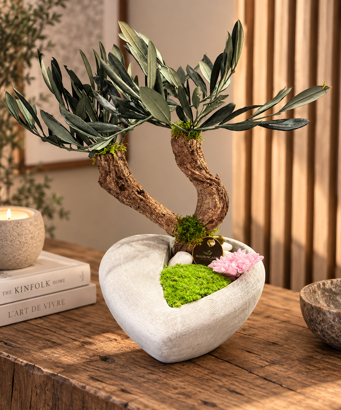     Bonsaï végétal stabilisé en bois de vigne avec mousse et chrysanthème japonais rose clair