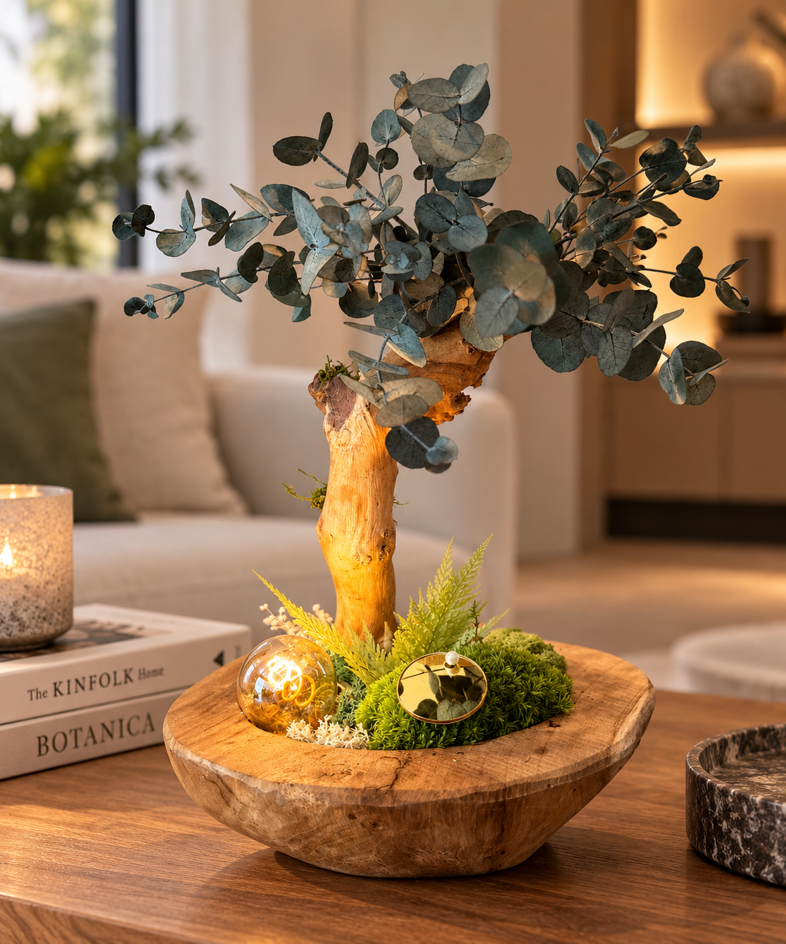     Bonsaï lumineux en eucalyptus stabilisé avec éclairage blanc chaud et socle en teck