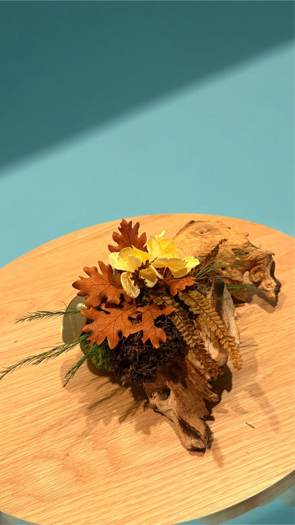 Éclat d’automne – Centre de table en bois de mopani et végétaux stabilisés