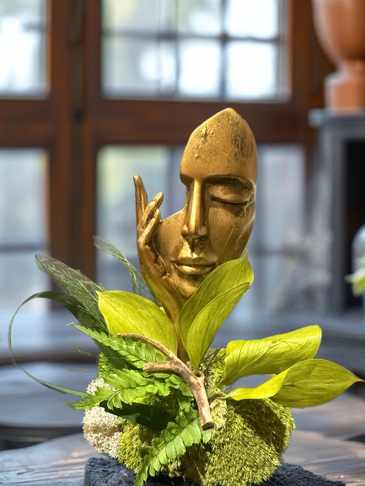 Sculpture visage zen en résine et végétaux stabilisés