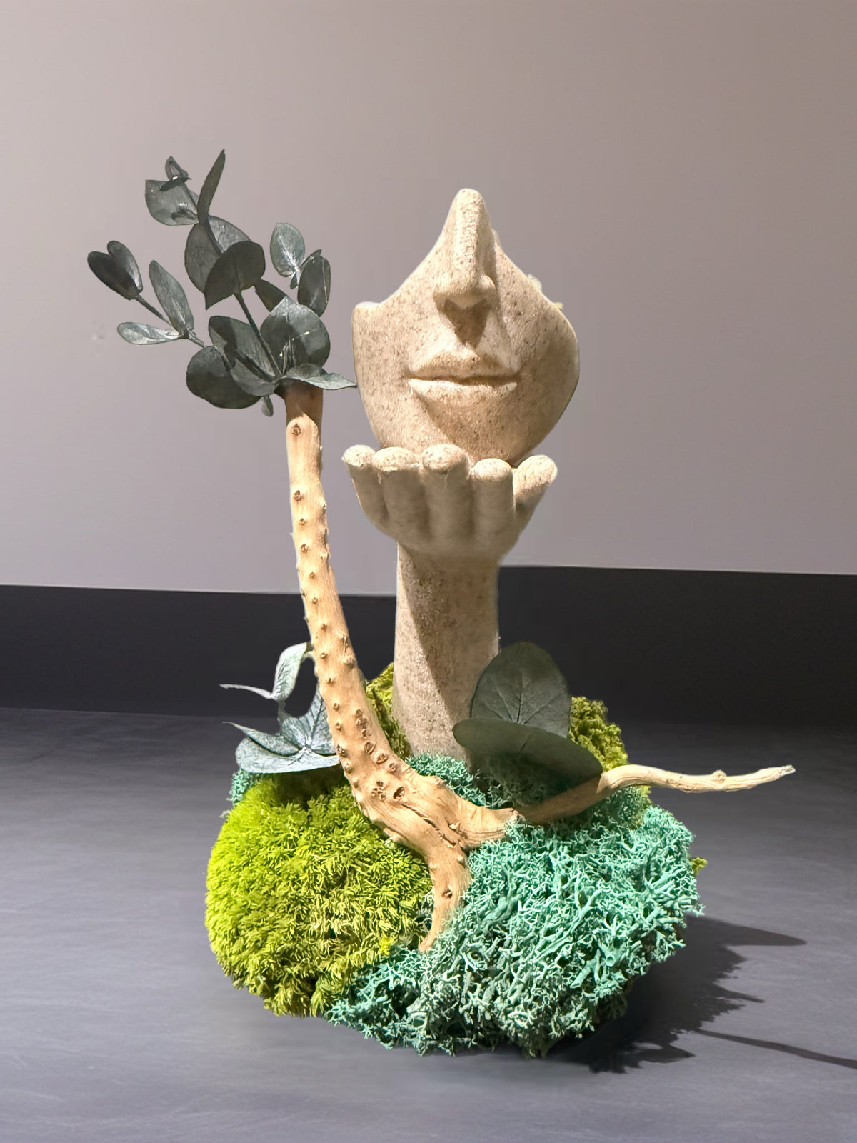 Sculpture visage zen en résine et végétaux stabilisés