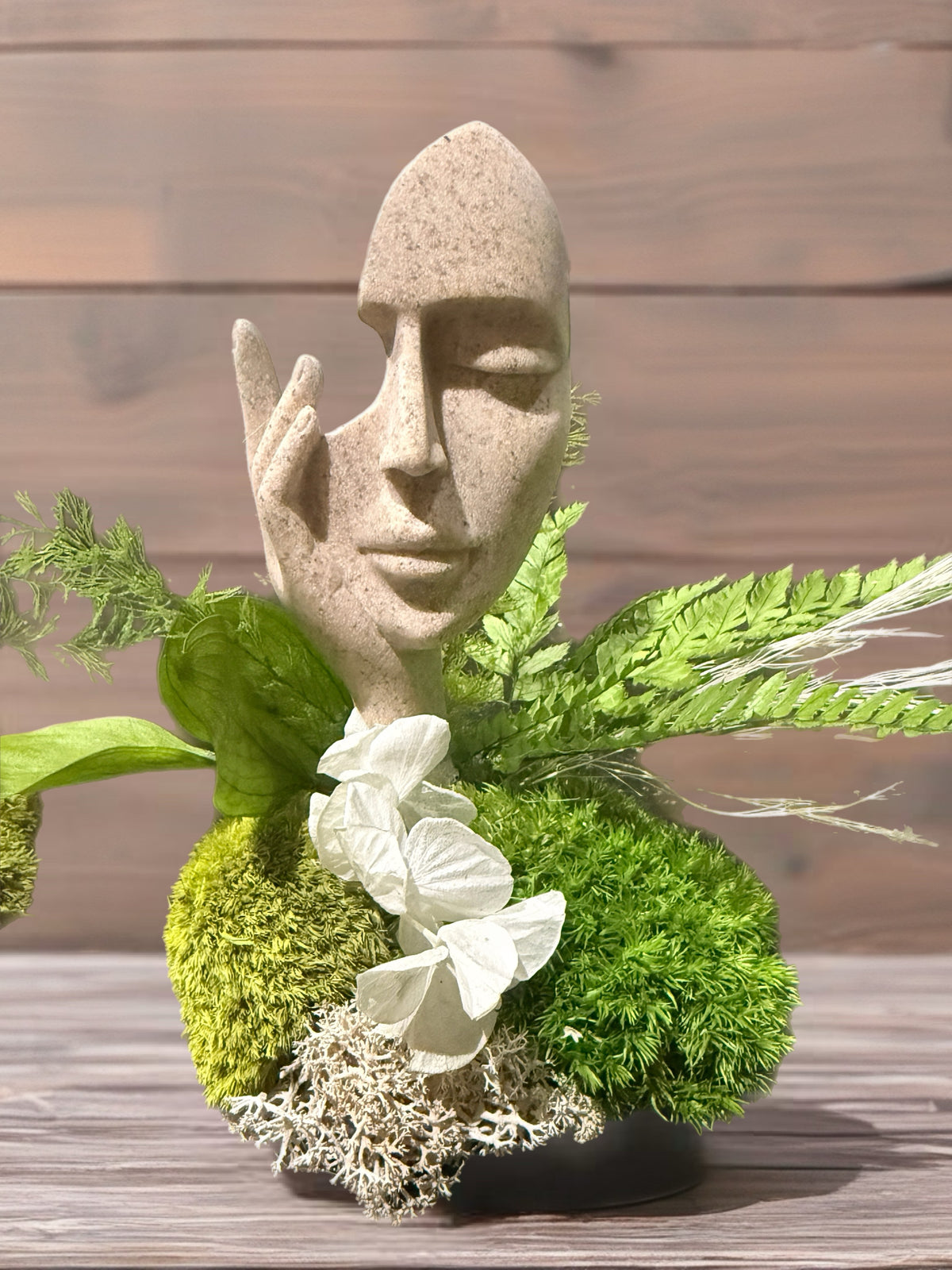 Sculpture visage zen en résine et végétaux stabilisés