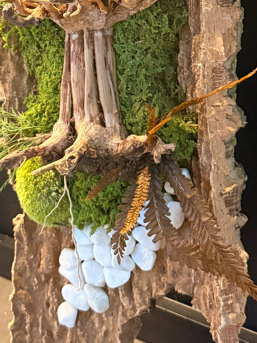 Décoration murale naturelle en liège et végétaux stabilisés, reliefs et textures de forêt