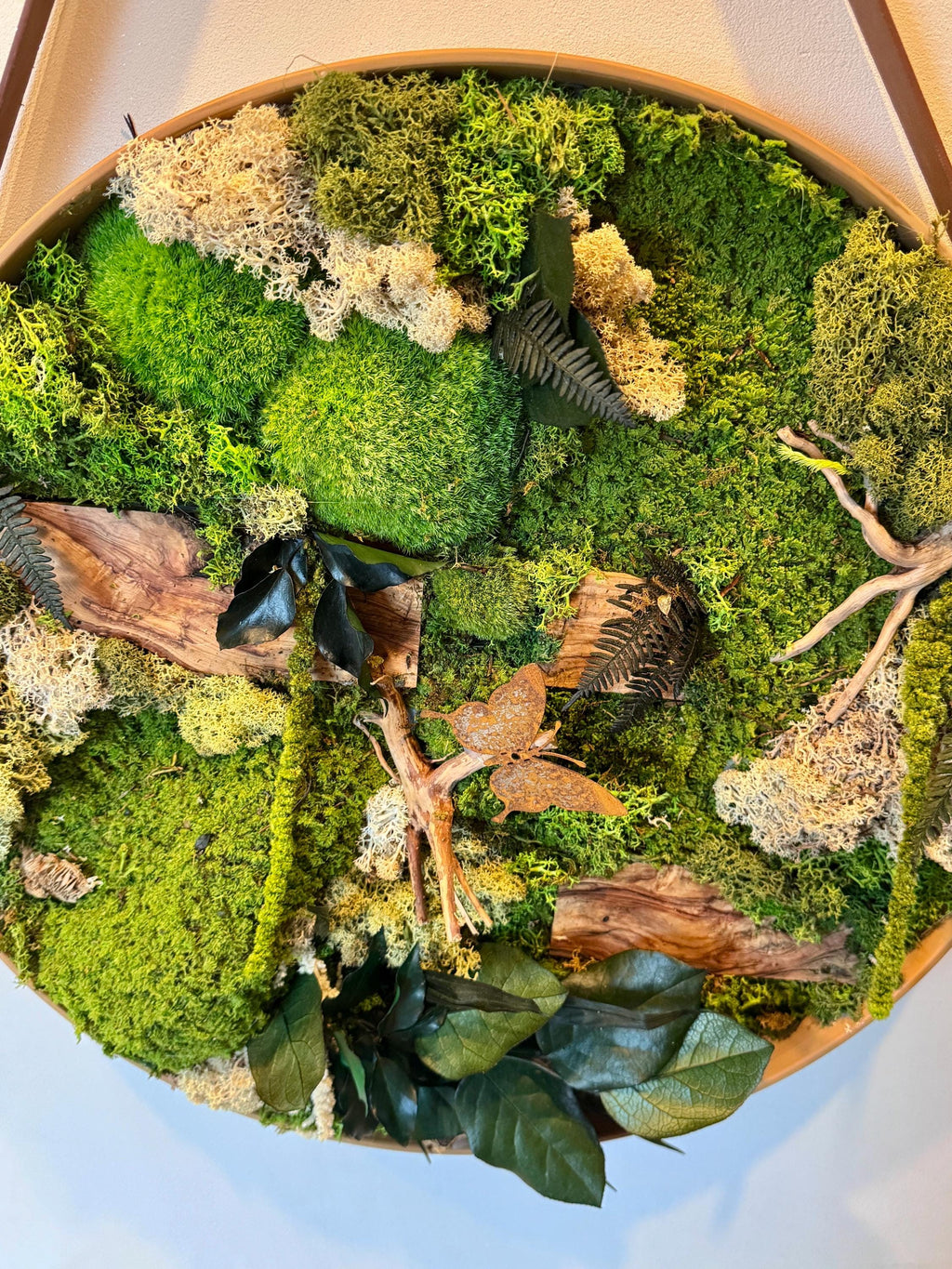 Tableau végétal rond 50 cm – Mousse stabilisée, bois naturel & papillons