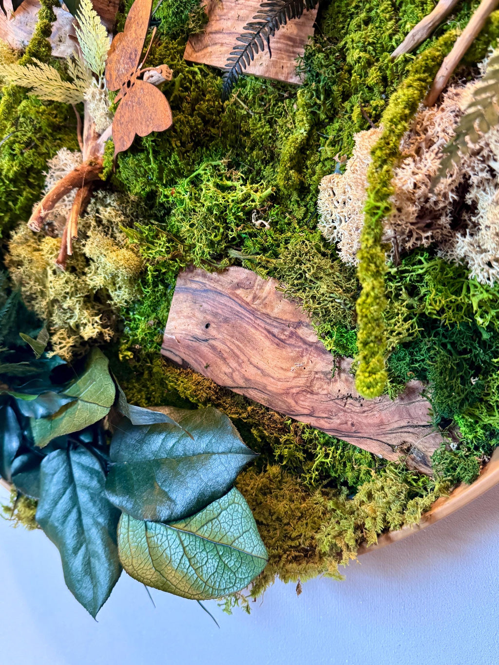Tableau végétal rond 50 cm – Mousse stabilisée, bois naturel & papillons